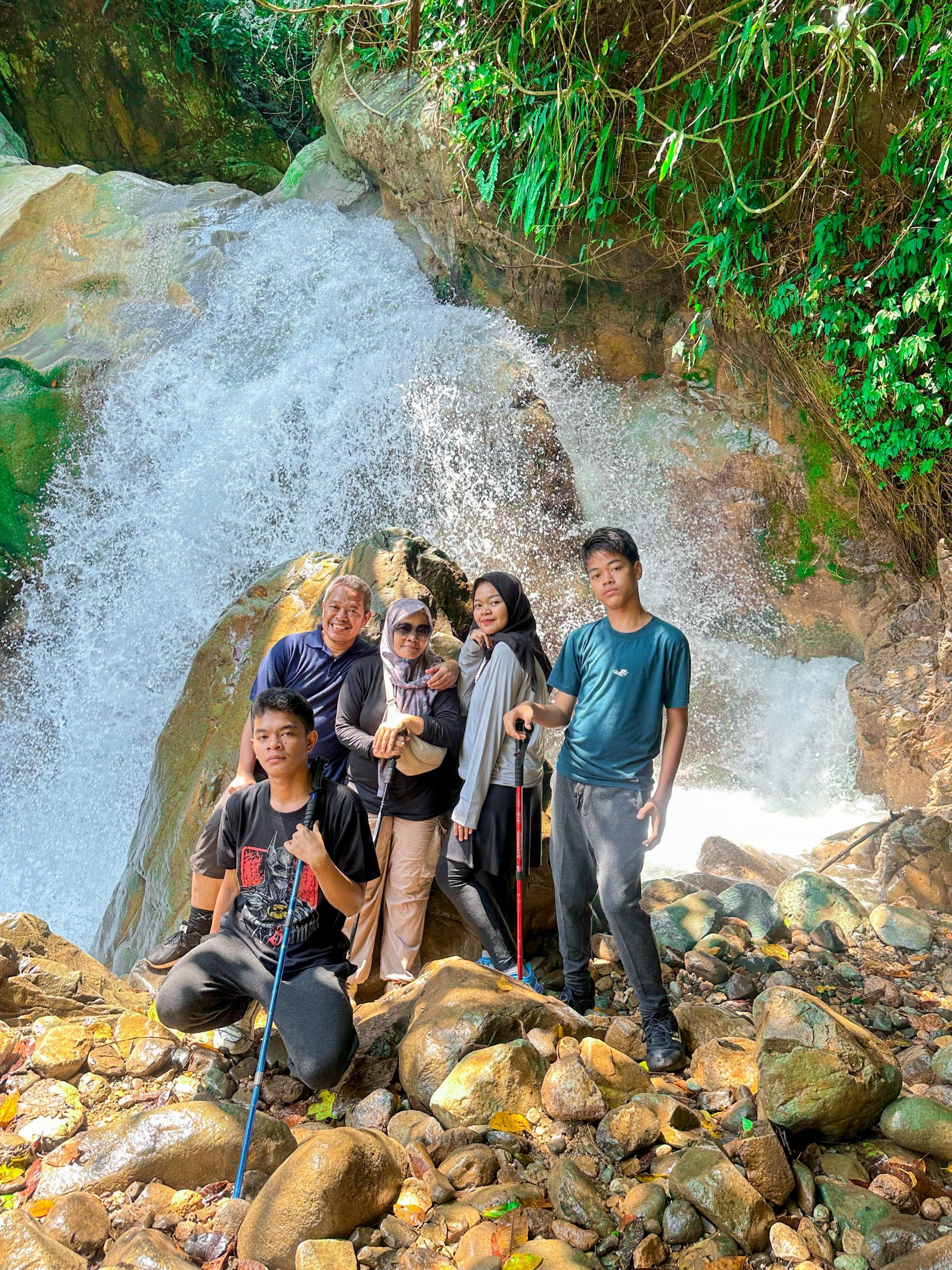 Dinda dan keluarga